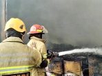 Kebakaran terjadi di kawasan Gudang Perusahaan yang berlokasi di Kilometer 13 Kelurahan Kariangau Kecamatan Balikpapan Barat, pada hari Sabtu (20/1/2024). Foto: BorneoFlash.com/Ist.