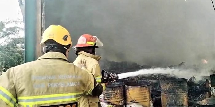 Kebakaran Gudang Limbah, BPBD Balikpapan: Tidak Ketahui Jenis Limbah Jadi Kendala 