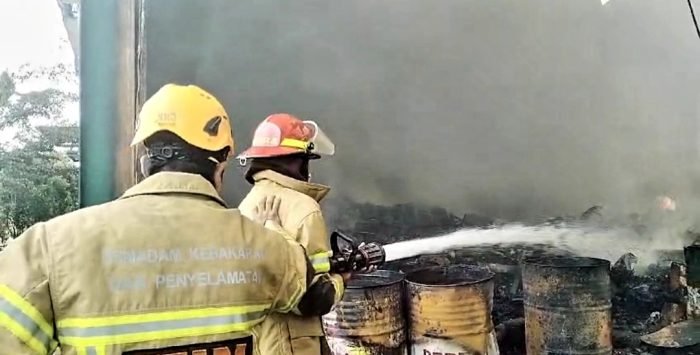 Kebakaran terjadi di kawasan Gudang Perusahaan yang berlokasi di Kilometer 13 Kelurahan Kariangau Kecamatan Balikpapan Barat, pada hari Sabtu (20/1/2024). Foto: BorneoFlash.com/Ist.