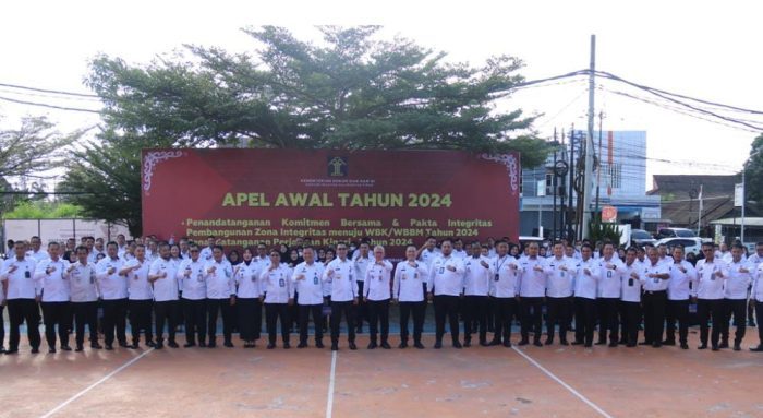 Kemenkumham Kaltim menggelar Kegiatan Penandatanganan Komitmen Bersama dan Pakta Integritas Pembangunan Zona Integritas Menuju WBK/WBBM Tahun 2024 dan Penandatanganan Perjanjian Kinerja Tahun 2024, di Halaman Kantor Wilayah Kemenkumham Kaltim, pada hari Rabu (10/1/2024). Foto: BorneoFlash.com/Ist.