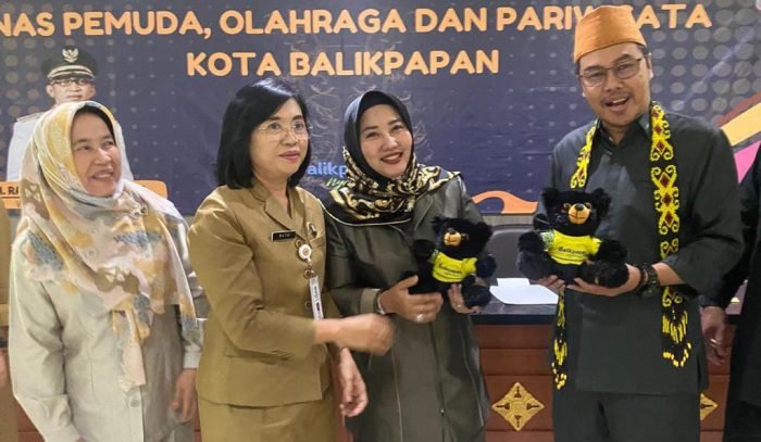 Kepala DPOP Kota Balikpapan, dr Ratih Kusuma saat menerima kedatangan Komisi D DPRD Kabupaten Sidoarjo, di Kantor Dinas Pemuda Olahraga dan Pariwisata (DPOP) Kota Balikpapan, pada hari Senin (15/1/2024). Foto: BorneoFlash.com/Niken Sulastri.