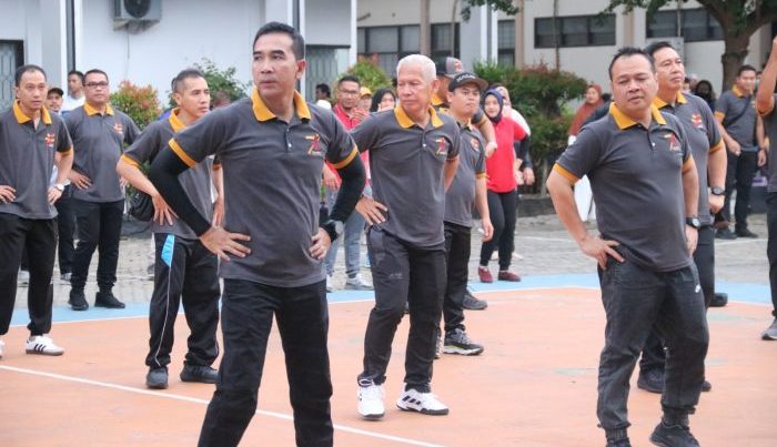 Kepala Kantor Wilayah Kemenkumham Kalimantan Timur, Gun Gun Gunawan, seluruh Kepala Divisi, Pejabat Struktural, Kepala UPT Kemenkumham Kalimantan Timur Utara melakukan pemanasan peregangan otot tubuh untuk mencegah terjadinya cedera selama proses fun walk, pada hari Sabtu (20/1/2024). Foto: BorneoFlash.com/Ist.