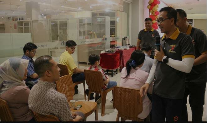 Kepala Kantor Wilayah Kemenkumham Kaltim, Gun Gun Gunawan saat menyapa para pengunjung yang akan membuat maupun menggantikan paspor, di Mall Samarinda Square, pada hari Sabtu (13/1/2024). Foto: BorneoFlash.com/Ist.