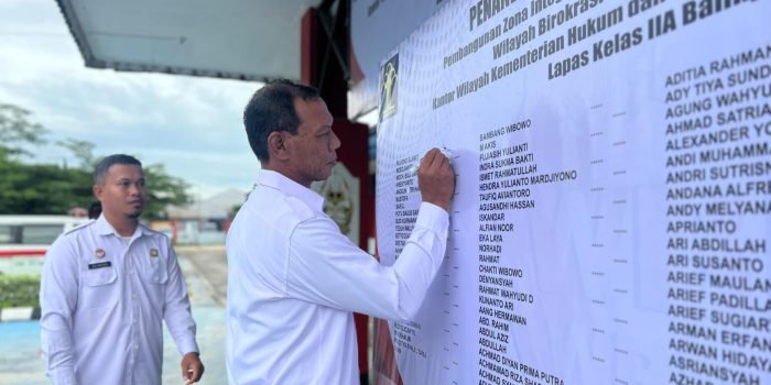 Kepala Lapas Kelas IIA Balikpapan, Pujiono Slamet saat melakukan penandatangan komitmen bersama pembangunan ZI, pakta integritas dan Ikrar netralitas sebagai ASN, di Lapangan Apel Lapas, Rabu (17/1/2024). Foto: BorneoFlash.com/Ist.