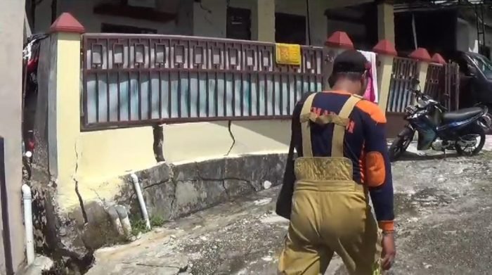 Kondisi Teras rumah Warga di Jalan Purnawirawan Perumahan Polda Kilo Meter 7 Kelurahan Graha Indah Kecamatan Balikpapan Utara, yang mengalami kerusakan akibat pergerakan tanah. Foto: BorneoFlash.com/Ist.