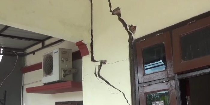 Kondisi rumah di Jalan Purnawirawan 8 dan 9 RT 37 Perumahan Polda Kilo Meter 7 Kelurahan Graha Indah Kecamatan Balikpapan Utara, yang mengalami kerusakan akibat pergerakan tanah. Foto: BorneoFlash.com/Ist.