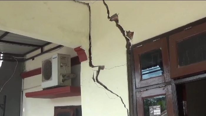 Kondisi rumah di Jalan Purnawirawan 8 dan 9 RT 37 Perumahan Polda Kilo Meter 7 Kelurahan Graha Indah Kecamatan Balikpapan Utara, yang mengalami kerusakan akibat pergerakan tanah. Foto: BorneoFlash.com/Ist.