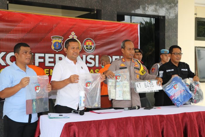 Konferensi pers penangkapan pelaku pencurian mobil digelar di Lobby Polres PPU, Rabu (3/1/2024). Foto: HO/Humas Polda Kaltim.