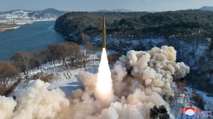 Korea Utara menembakkan beberapa rudal jelajah. Foto: KCNA via REUTERS