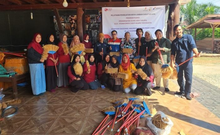 PHKT bersama mitra pendamping program CSR perusahaan Koperasi KIM, mengadakan pelatihan daur ulang sabut kelapa di Kelurahan Saloloang, Kecamatan Penajam, Kabupaten Penajam Paser Utara (PPU). Foto: HO/PHI.