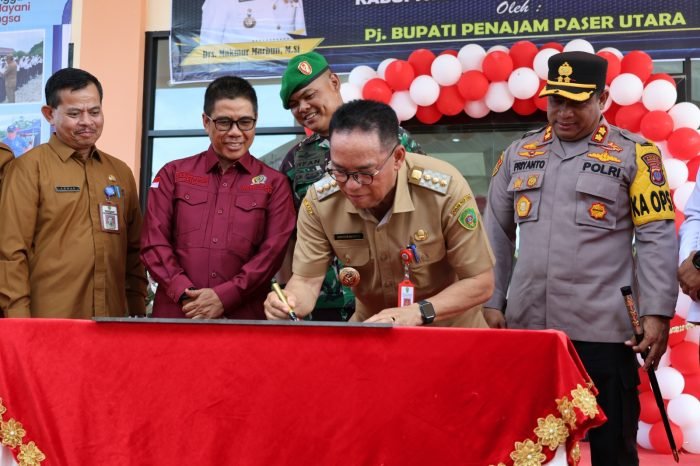 Penjabat (Pj) Bupati Makmur Marbun Resmikan Gedung kantor Badan Keuangan dan Aset Daerah (BKAD) serta Badan Pendapatan Daerah (Bapenda) Kabupaten Penajam Paser Utara (PPU), pada Senin (22/01/2024). Foto: HO/DiskominfoPPU.