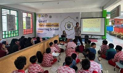 Personil Polres Bontang Aiptu Anwar Saiful beserta Aipda Nurasiye melakukan sosialisasi di sekolah SD Kreatif Muhammadiyah 2, di Jalan Pontianak Kelurahan Telihan, Bontang pada Kamis (18/1/2024) pagi. Foto: HO/Humas Polda Kaltim.