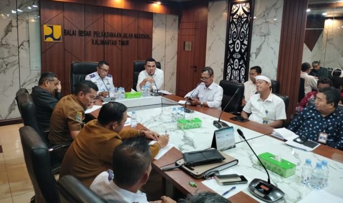 Pertemuan antara BBPJN Kaltim di Balikpapan bersama DPRD dan Dishub Paser membahas regulasi angkutan truk hauling batubara yang sempat viral saat menggunakan jalan umum di wilayah Kabupaten Paser yang dihadang oleh warga sekitar. BorneoFlash.com/Ist.