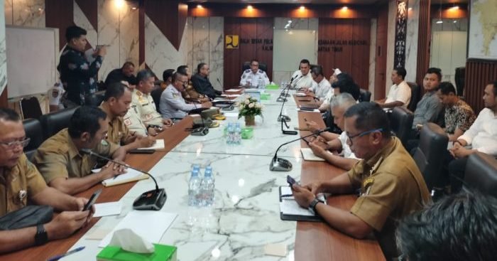 Pertemuan antara BBPJN Kaltim di Balikpapan bersama DPRD dan Dishub Paser membahas regulasi angkutan truk hauling batubara yang sempat viral saat menggunakan jalan umum di wilayah Kabupaten Paser yang dihadang oleh warga sekitar. BorneoFlash.com/Ist.