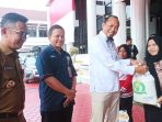 Pimpinan Perum Bulog Kaltim Kaltara, Amrullah saat menyalurkan bantuan pangan di Halaman Balai Kota Balikpapan, pada hari Senin (29/1/2024). Foto: BorneoFlash.com/Niken Sulastri.