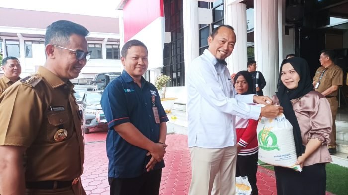 Pimpinan Perum Bulog Kaltim Kaltara, Amrullah saat menyalurkan bantuan pangan di Halaman Balai Kota Balikpapan, pada hari Senin (29/1/2024). Foto: BorneoFlash.com/Niken Sulastri.