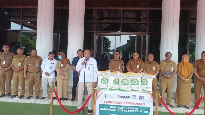 Pimpinan Perum Bulog Wilayah Kaltim Kaltara, Amrullah saat penyaluran bantuan pangan Tahun 2024, di Halaman Balai Kota Balikpapan, pada hari Senin (29/1/2024). Foto: BorneoFlash.com/Niken Sulastri.