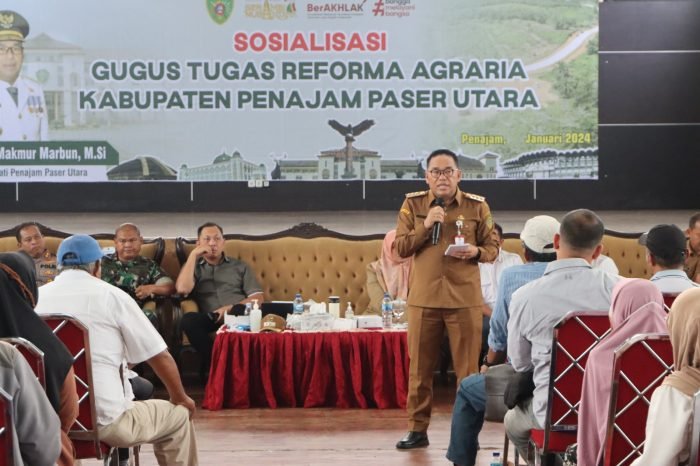 Pj Bupati PPU Makmur Marbun Saat Sosialisasi tentang subjek performa di luar Bandara VVIP dan Tol Segmen 5B di Kabupaten PPU yang berlangsung di Gedung Graha Pemuda KM 9 Nipah-Nipah, Selasa (23/01/2024). Foto: HO/DiskominfoPPU.