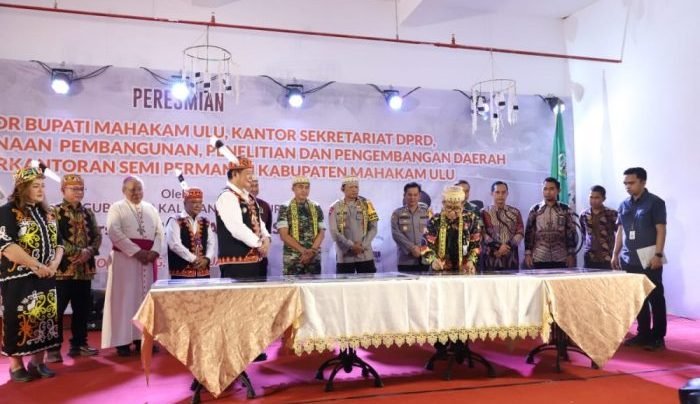 Pj Gubernur Kaltim, Akmal Malik Lakukan Penandatanganan prasasti peresmian Komplek Gedung Perkantoran Permanen dan Semi Permanen Pemerintah Kabupaten Mahakam Ulu, Jumat (26/1/2024). Foto: HO/diskominfo.kaltimprov.go.id