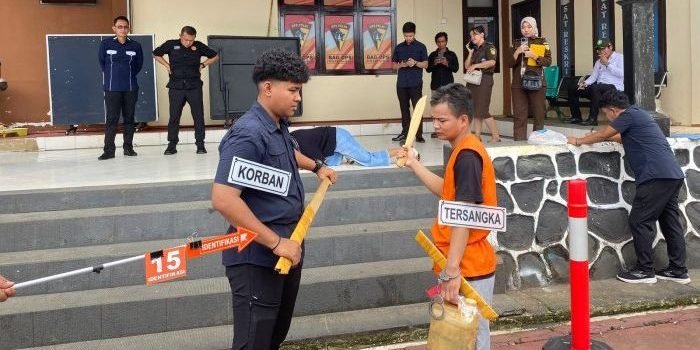 Polres Kubar Gelar rekonstruksi kasus kasus pembunuhan yang terjadi di Kampung Lingau, ada 23 Adegan yang dilakoni tersangka dan ia membacok korban sebanyak 3 kali, Selasa (9/1/2024). Foto: HO/Humas Polres Kubar.