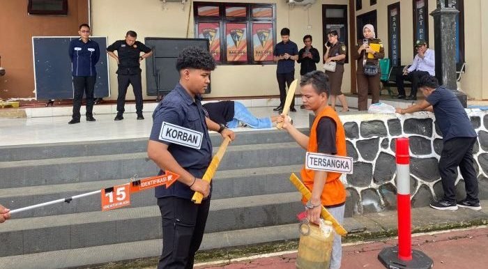Polres Kubar Gelar rekonstruksi kasus kasus pembunuhan yang terjadi di Kampung Lingau, ada 23 Adegan yang dilakoni tersangka dan ia membacok korban sebanyak 3 kali, Selasa (9/1/2024). Foto: HO/Humas Polres Kubar.