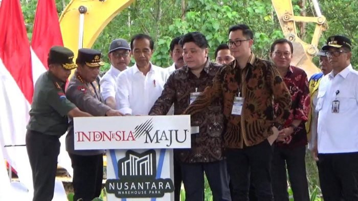 Presiden RI, Joko Widodo saat menekan tombol sirine groundbreaking Nusantara Warehouse Park di IKN pada hari Rabu (17/1/2024). Foto: BorneoFlash.com/Ist.
