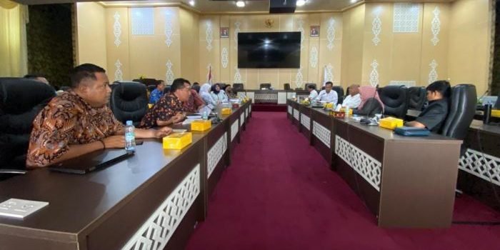 RDP Komisi I DPRD Balikpapan dengan warga RT 14 Kelurahan Telaga Sari dan Pertamina di di Ruang Rapat Paripurna DPRD Balikpapan, pada hari Rabu (17/1/2024). Foto: BorneoFlash.com/Niken Sulastri.