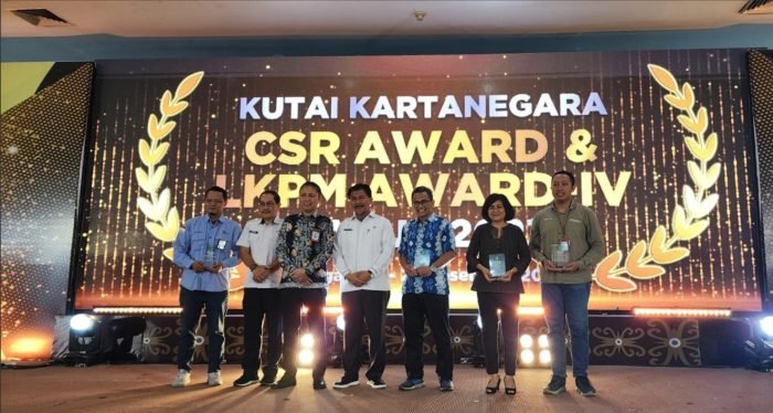 Sekda Kabupaten Kutai Kartanegara Dr. H. Sunggono Serahkan Penghargaan Kepada PT Pertamina Hulu Sanga Sanga (PHSS) dan PT Pertamina EP (PEP) Sangasanga Field dalam ajang Kutai Kartanegara CSR Award ke-4 Tahun 2023. Foto: HO/PHI. 