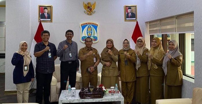 Sekda Kota Balikpapan Muhaimin didampingi Kepala OPD terkait saat audiensi bersama BPJS Ketenagakerjaan, di Balai Kota pada hari Selasa (9/1/2024). Foto: BorneoFlash.com/Niken Sulastri.