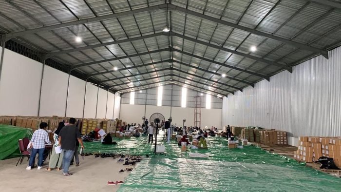 Situasi saat pelipatan suara, di Gudang Penyimpanan Logistik Pemilu Tahun 2024 KPU Kota Balikpapan, Jalan Sumber Baru RT 54, Kelurahan Batu Ampar, Kecamatan Balikpapan Utara, pada hari Senin (8/1/2024). Foto: BorneoFlash.com/Niken Sulastri.
