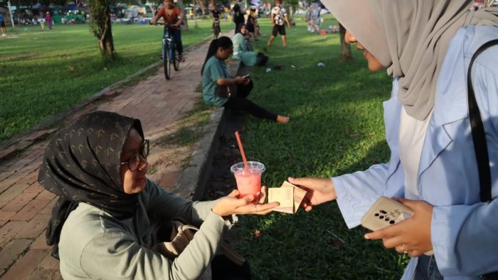 Tim Bellvania Foods saat menawarkan makanan dan minuman, di Lapangan Merdeka Balikpapan, pada hari Sabtu (27/1/2024). Foto: BorneoFlash.com/Ist.