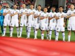 Timnas Indonesia menyanyikan lagu kebangsaan Indonesia Raya sebelum laga Piala Asia 2023 versus Vietnam, Jumat (19/1/2024). (c) AP Photo/Hussein Sayed