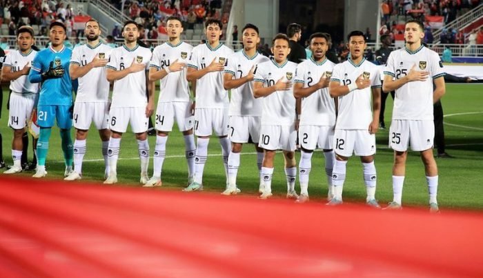 Timnas Indonesia menyanyikan lagu kebangsaan Indonesia Raya sebelum laga Piala Asia 2023 versus Vietnam, Jumat (19/1/2024). (c) AP Photo/Hussein Sayed