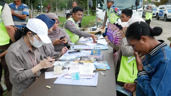 UPTD PPRD Badan Pendapatan Daerah Provinsi Kaltim di wilayah Kutai Barat kembali menggelar penertiban Pajak Kendaraan Bermotor (PKB) bersama Satlantas Polres Kutai Barat, di Halaman Gelanggang Olahraga (GOR) Desnan Sendawar, Rabu (31/01/2024).  Foto: BorneoFlash.com/Lilis.