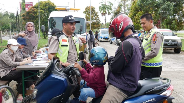 UPTD PPRD Badan Pendapatan Daerah Provinsi Kaltim di wilayah Kutai Barat kembali menggelar penertiban Pajak Kendaraan Bermotor (PKB) bersama Satlantas Polres Kutai Barat, di Halaman Gelanggang Olahraga (GOR) Desnan Sendawar, Rabu (31/01/2024). Foto: BorneoFlash.com/Lilis.