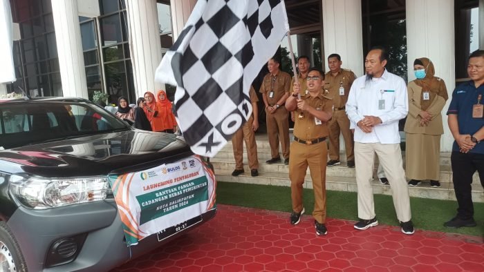 Wali Kota Balikpapan H Rahmad Mas'ud melauching penyaluran bantuan pangan Tahun 2024, di Halaman Balai Kota Balikpapan, pada hari Senin (29/1/2024). Foto: BorneoFlash.com/Niken Sulastri.