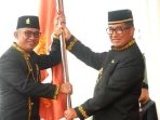 Wali Kota Balikpapan H Rahmad Mas'ud saat menerima panji keberhasilan dari Pj Gubernur Kaltim Dr Akmal Malik, pada upacara peringatan HUT ke 67 Provinsi Kaltim, di Stadion Gelora Kadrie Oening Sempaja, pada hari Selasa (9/1/2024). Foto: BorneoFlash.com/Ist.