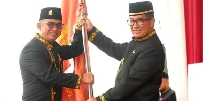 Wali Kota Balikpapan H Rahmad Mas'ud saat menerima panji keberhasilan dari Pj Gubernur Kaltim Dr Akmal Malik, pada upacara peringatan HUT ke 67 Provinsi Kaltim, di Stadion Gelora Kadrie Oening Sempaja, pada hari Selasa (9/1/2024). Foto: BorneoFlash.com/Is