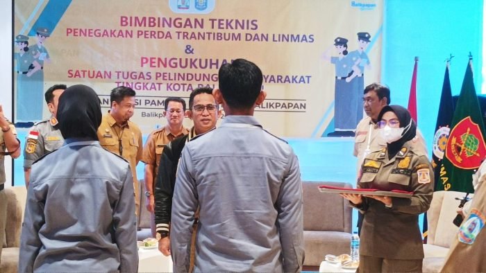 Wali Kota Balikpapan H Rahmad Mas'ud saat mengukuhkan Satgas Linmas Tingkat Kota Balikpapan, di Whiz Prime Hotel Balikpapan, pada hari Selasa (23/1/2024). Foto: BorneoFlash.com/Niken Sulastri.