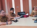 Kepala Dinas Pekerjaan Umum Kota Balikpapan, Rita, bersama Kepala Bidang dan PPK saat menggelar konferensi pers di Ruang Rapat II Balai Kota Balikpapan pada hari Selasa (2/1/2024).