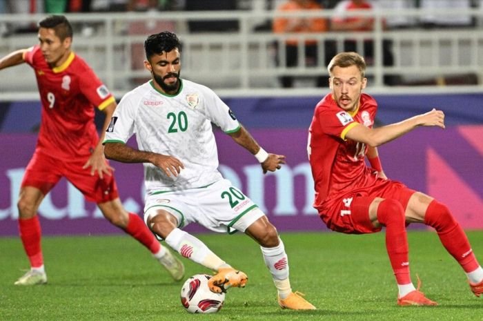 Pertandingan Oman vs Kirgistan pada laga pamungkas Grup F Piala Asia 2023 di Stadion Abdullah bin Khalifa, Doha, Qatar, Kamis (25/1/2024). Foto: HO/The-AFC.com.