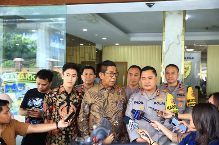 Advokat Henry Yosodiningrat bertemu dengan Kabaharkam Polri Komjen Pol Fadil Imran untuk meminta klarifikasi terkait ucapannya yang menyebut Polri tidak netral, di Gedung Baharkam Polri, Jakarta, Senin (12/2/2024). Foto: IST/Humas Polda Kaltim.