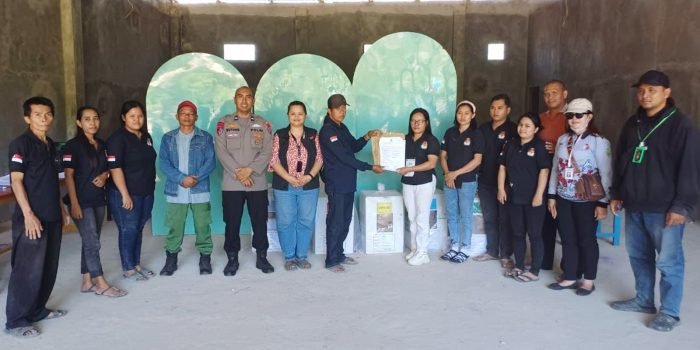 Aipda Buyung Ifiani amankan pergeseran logistik kotak suara dari TPS ke PPK kecamatan, Kamis (15/2/2024). Foto: HO/Humas Polres Kubar.