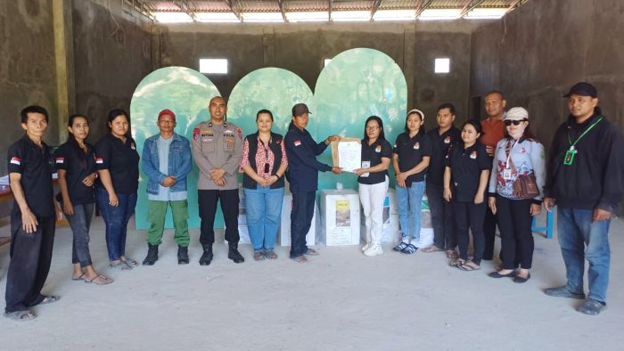 Aipda Buyung Ifiani amankan pergeseran logistik kotak suara dari TPS ke PPK kecamatan, Kamis (15/2/2024). Foto: HO/Humas Polres Kubar.