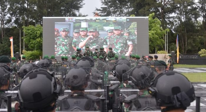 Kodam VI/Mlw Gelar Apel Pasukan dalam rangka persiapan Pengamanan Pemilu Serentak Tahun 2024 yang juga tergelar di seluruh jajaran TNI di seluruh Indonesia. Foto: HO/Pendam VI/MLW