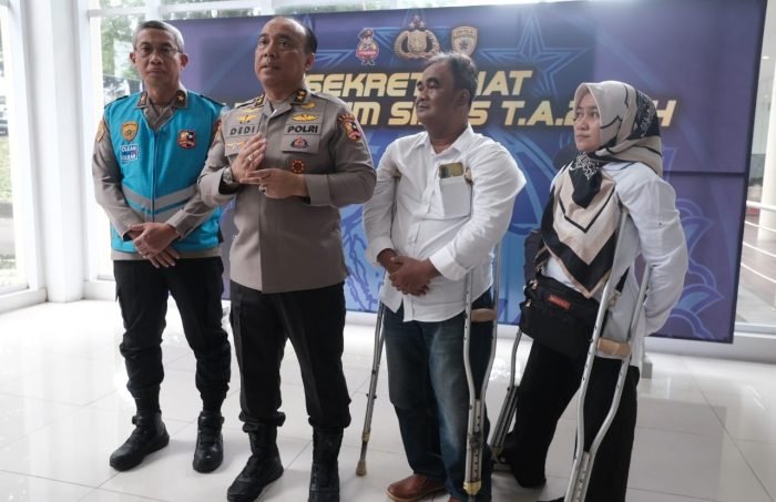 As SDM Kapolri Irjen. Pol. Dedi Prasetyo bersama 2 difabel yang lolos seleksi akhir SIPSS Polri, saat wawancara di Akademi Kepolisian (Akpol), Semarang, Jawa Tengah (Jateng), Minggu (25/2/24). Foto: Humas Polda Kaltim