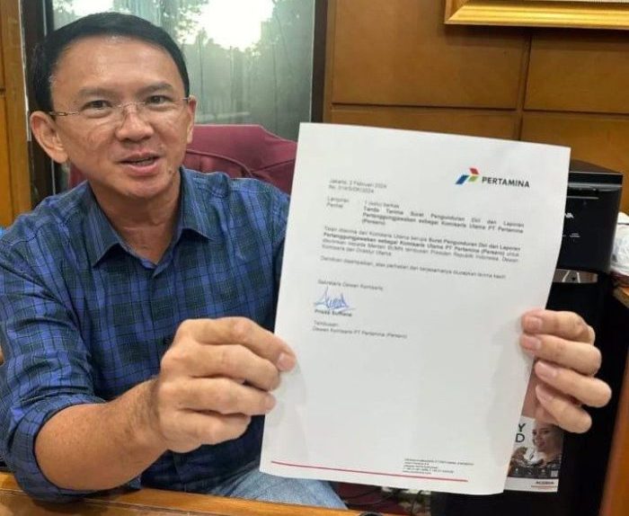 Basuki Tjahaja Purnama alias Ahok Tunjukan Surat Pengunduran sebagai Komisaris Utama PT. Pertamina (Persero). Foto: IG/basukibtp