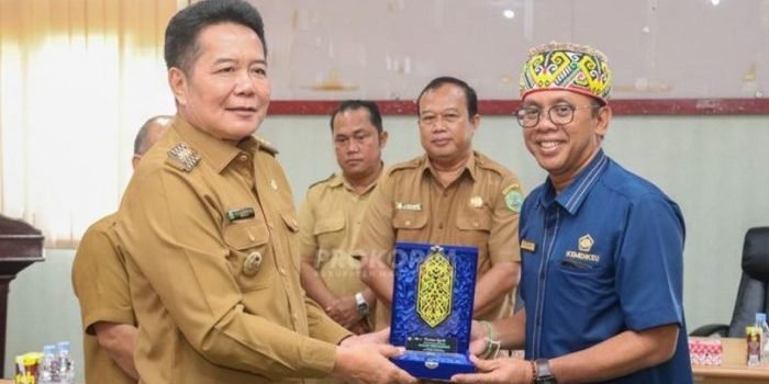 Kepala KPP Pratama Tenggarong Audiensi ke Bupati Mahulu, Berikan Bimtek Rekonsiliasi Pajak Pusat