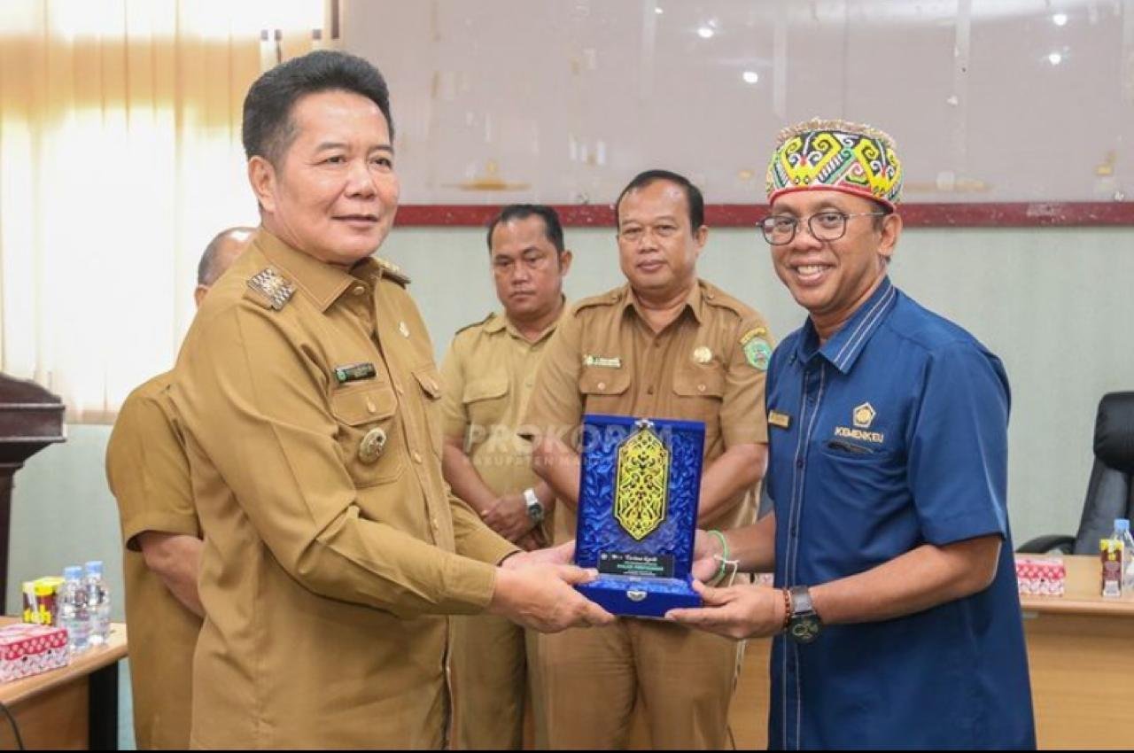 Kepala KPP Pratama Tenggarong Audiensi ke Bupati Mahulu, Berikan Bimtek Rekonsiliasi Pajak Pusat