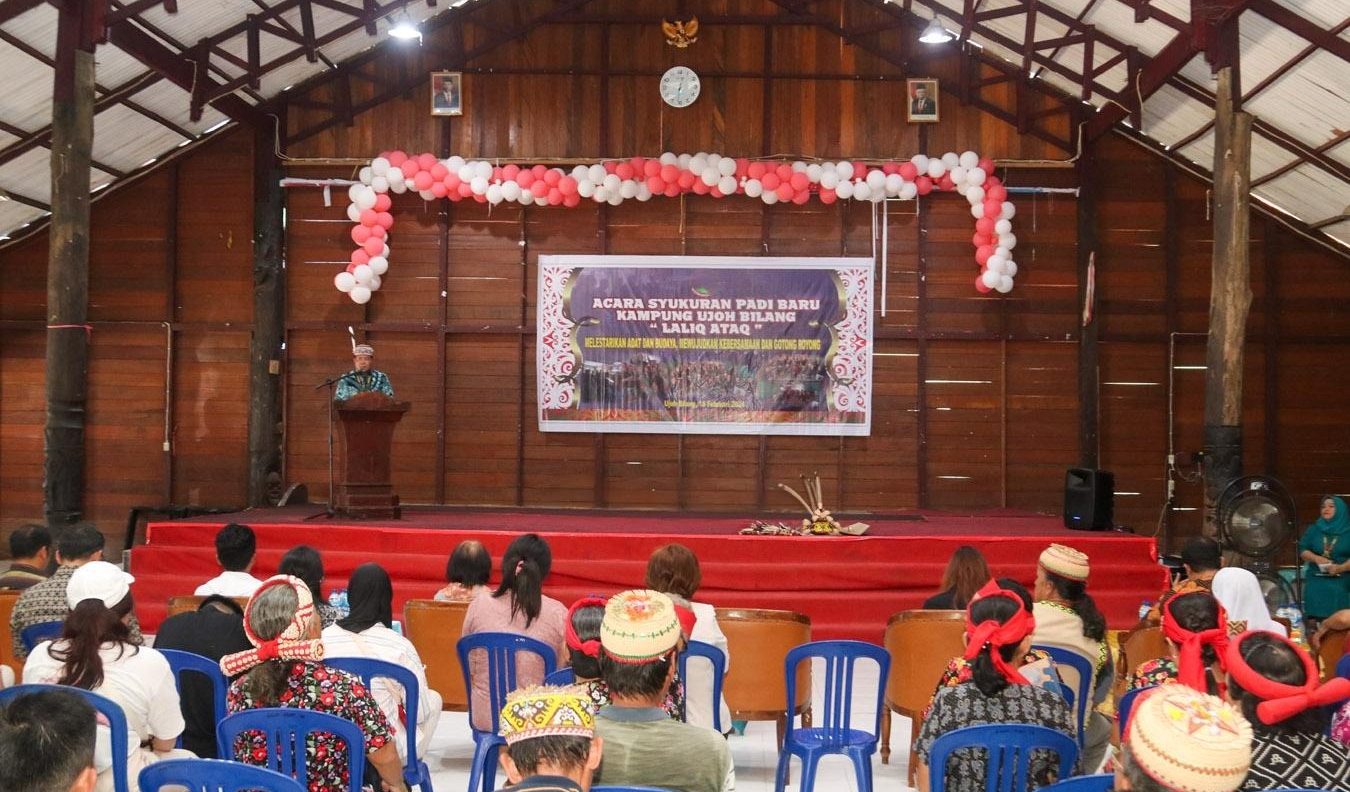 Bupati Mahulu Bonifasius Belawan Geh saat memberikan sambutan dalam acara Laliq Ataq bersama masyarakat di Balai Adat Ujoh Bilang, Minggu (18/02/2024). Foto: HO/Prokopim Mahulu